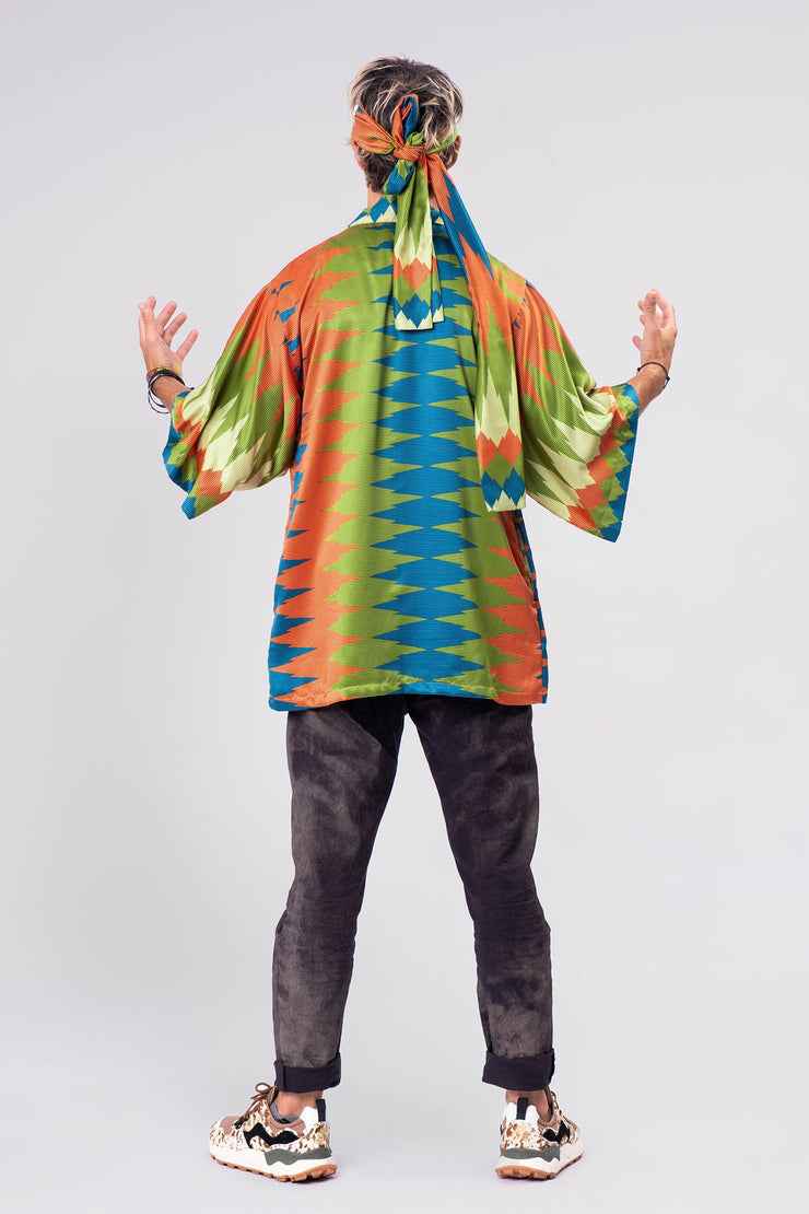  A chic and fashionable Rafikimono short kimono with dynamic green and orange geometric designs, merging artistic flair with classic elegance.